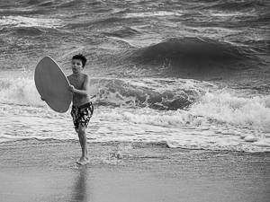 Portretfoto aan het strand door Kim Hoozemans